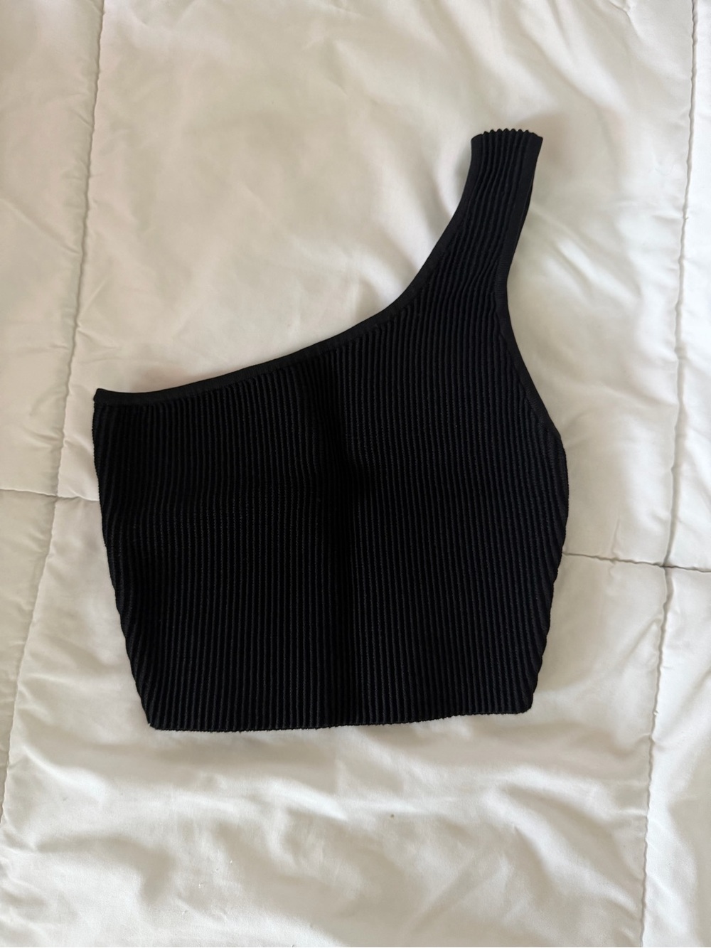 Aritzia Black One-Shoulder Ribbed Crop Top